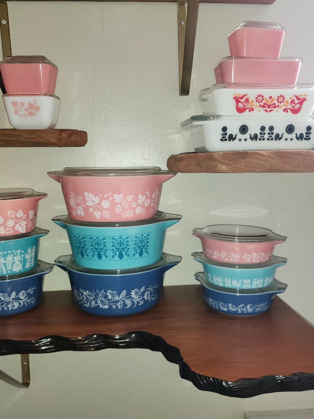 Pyrex pink Gooseberry 475, 473 and 471 with lids